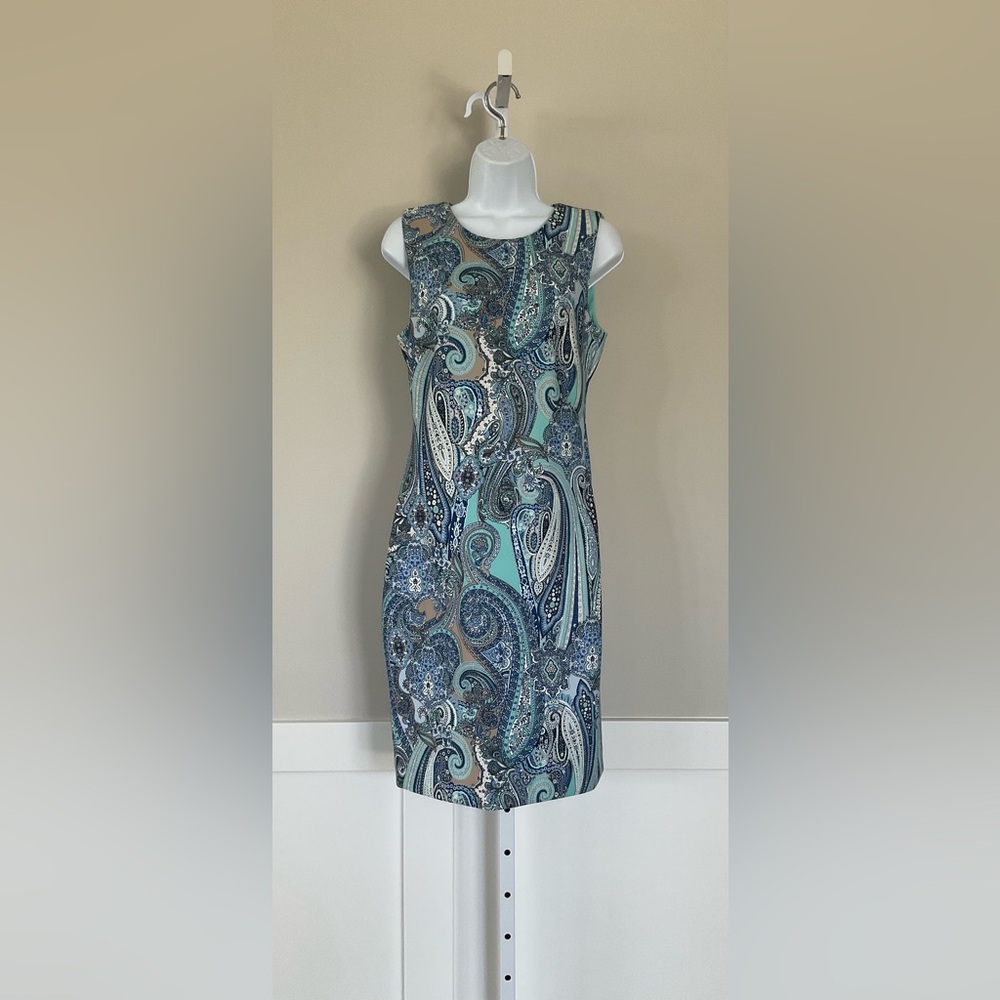 Tommy Hilfiger Paisley Sleeveless Sheath Dress.
Size 6.